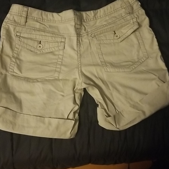 Khaki shorts - Picture 2 of 3